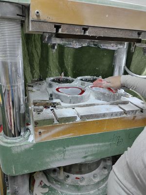 El compuesto del moldeado de la urea de la categoría alimenticia pulveriza C3H6N6 para el vajilla